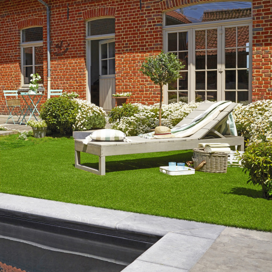 Le gazon Cottage 38mm coin détente naturel et accueillant au bord de la piscine toutes saisons