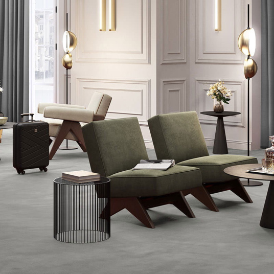 Sol moquette haute résistance gris acier Sylon dans un salon au décor contemporain