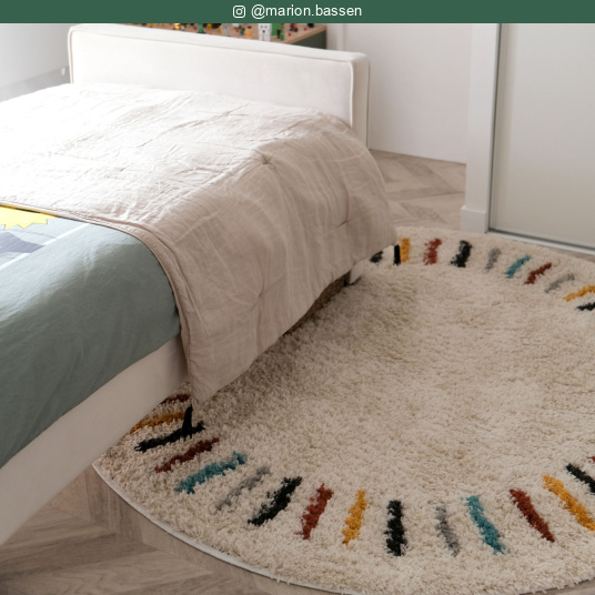 Tapis rond chambre d'enfant berbère Adel Beige et traits multicolore, accessoire déco inspiré des voyages et de l'évasion