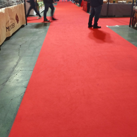 Moquette Stand Expo filmé rouge vif décorative, ton vibrant pour créer une allée d’honneur accueillante
