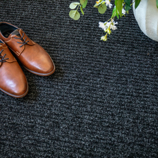 Tapis antidérapant anthracite sur mesure, texture structurée et finition soignée