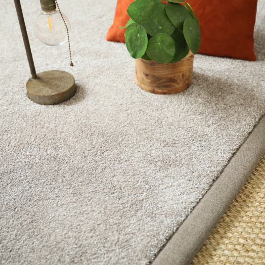 Tapis doux poils longs Touch grège clair ganse marron glacé - salon