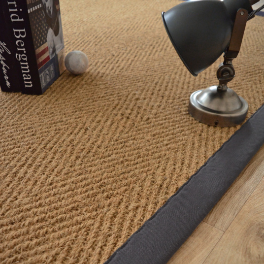 Tapis Coco Paravan chevron ganse coton anthracite - Tranche