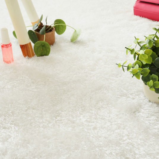 Moquette Éclat FusionBac Shaggy blanc 30 mm ambiance chambre cocooning