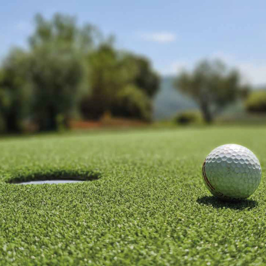 Zoom sur la finition parfaite du gazon synthétique sportif Putting Green 13 mm