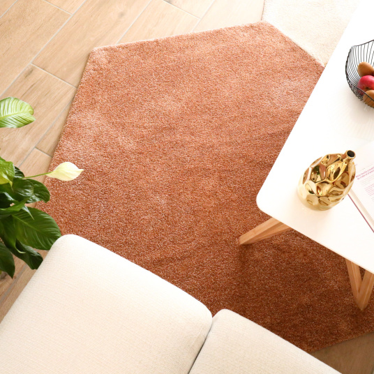 Tapis hexagonal rose corail Touch dans une décoration intérieure lumineuse