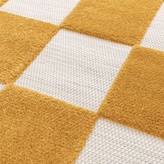 Détail du tissage du tapis Marius jaune moutarde et écru, effet relief graphique