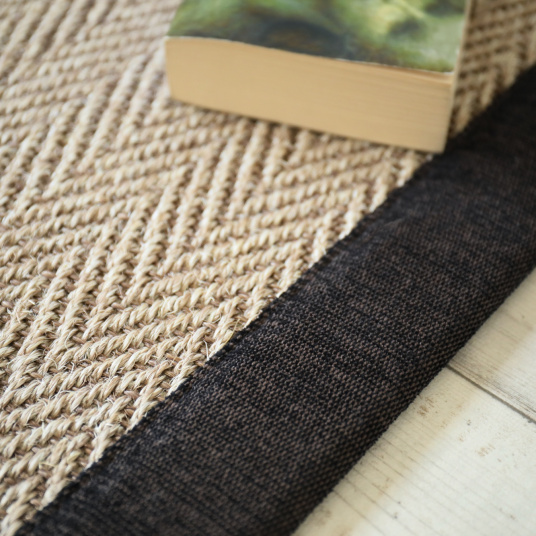 Tapis sisal Maya chevron beige finition brun chiné - gros plan