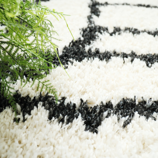 Tapis de salon à poils longs - Line art - Noir et blanc cassé - gros plan