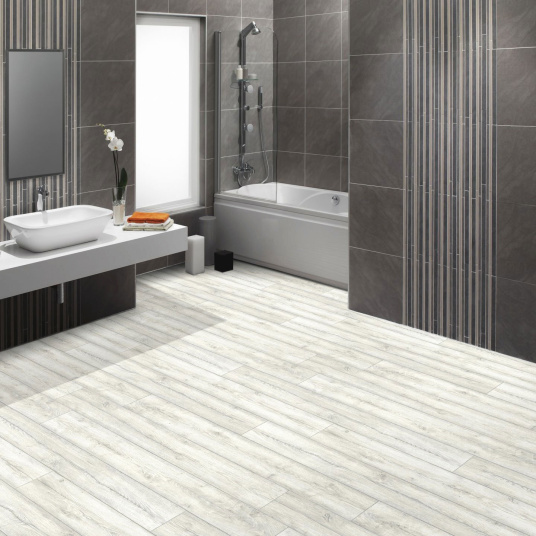 Salle de bain moderne avec sol vinyle Link Plus imitation parquet blanchi, surface brillante