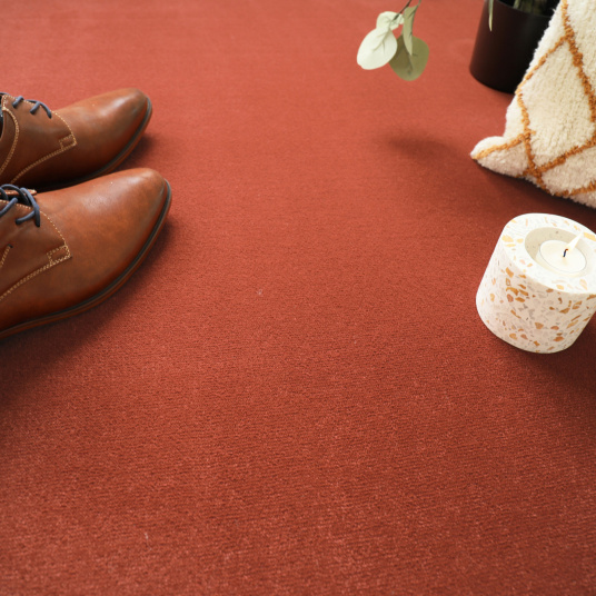 Tapis personnalisé rouge tomette Sylon avec accessoires décoratifs