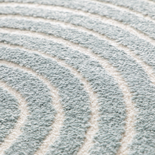 Zoom sur les reliefs du tapis Circle - Courbe gris bleuté et crème, effet graphique