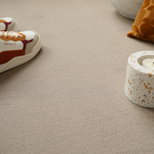 Mise en scène décorative avec chaussures en cuir sur tapis Sylon Tendre muscade haute résistance