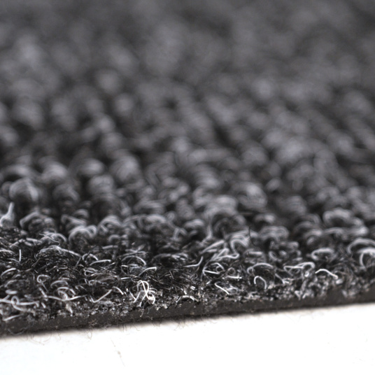 Zoom sur la texture bouclée de la dalle moquette anthracite