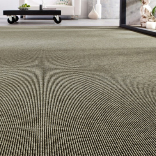 Moquette Nusa Écorce tissé plat avec motif naturel dans une pièce contemporaine