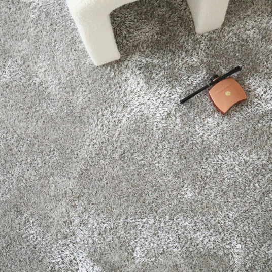 Moquette épaisse Éclat FusionBac shaggy gris clair à fibres longues et moelleuses dans une ambiance intérieure lumineuse