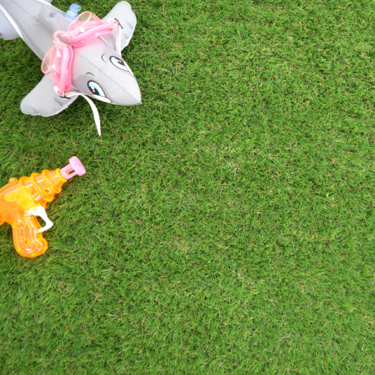 Gazon synthétique Valençay 25 mm - Sol extérieur avec accessoires de piscine