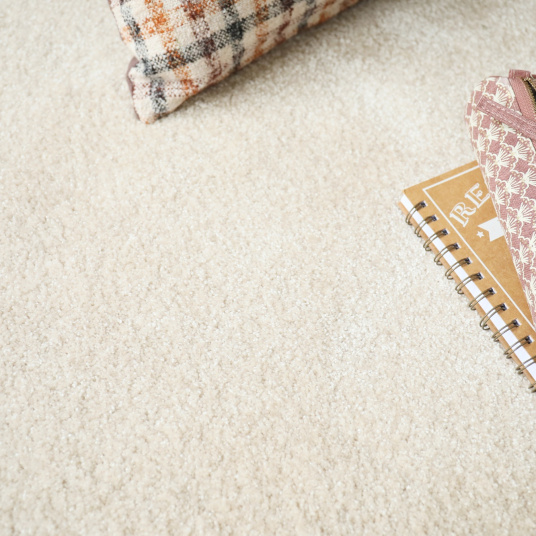 Texture moquette Touch Beige clair, surface épaisse et moelleuse au quotidien