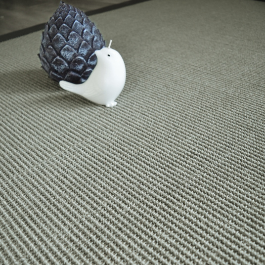 Tapis sisal Yucatan gris acier ganse coton anthracite - Vue de près
