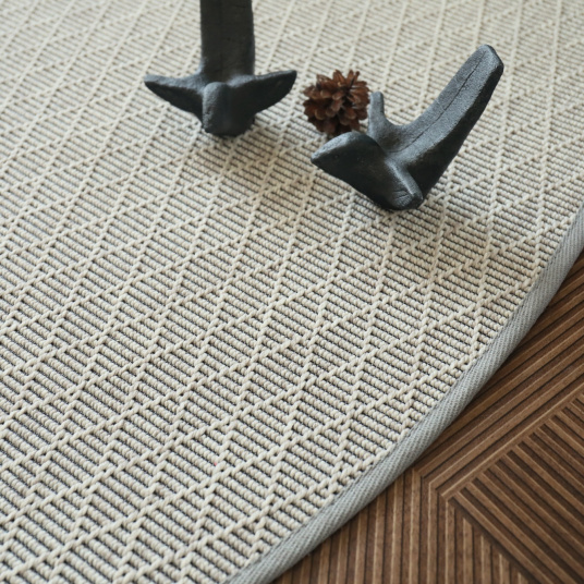 Tapis rond intérieur et extérieur Timika blanc craie galon gris - gros plan