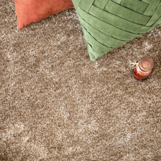 Moquette Shaggy dense Éclat FusionBac marron 30 mm, un effet cocon sous les pieds nus