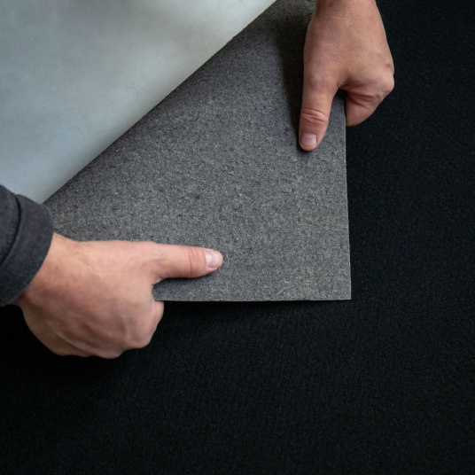 Moquette pour stand et allées de salon Stand Event noir filmée, vue de l’envers retourné