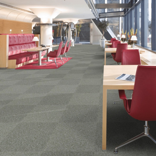 Open space aménagé avec dalles textile U3P3 gris argent usage intensif