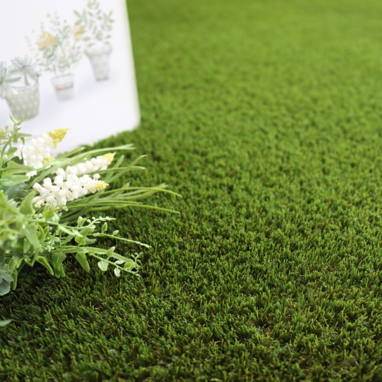 Zoom matière sur le gazon synthétique Cottage - 38mm, brins réalistes à l’aspect dense