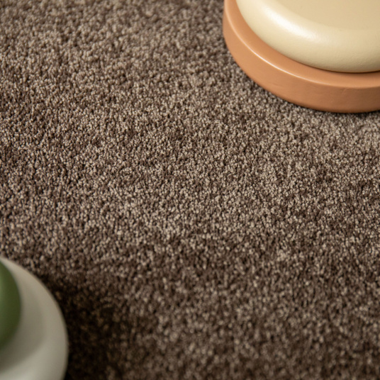 Tapis sur mesure en polyester recyclé Re-cycle Chocolat, matière élégante pour décoration contemporaine