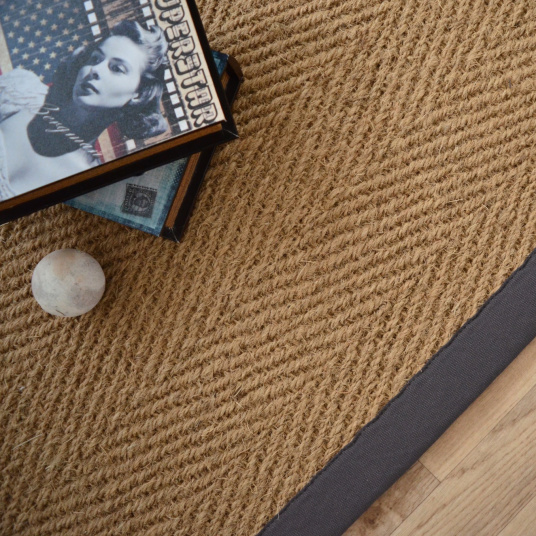 Tapis Coco Paravan chevron ganse coton anthracite - vue du dessus