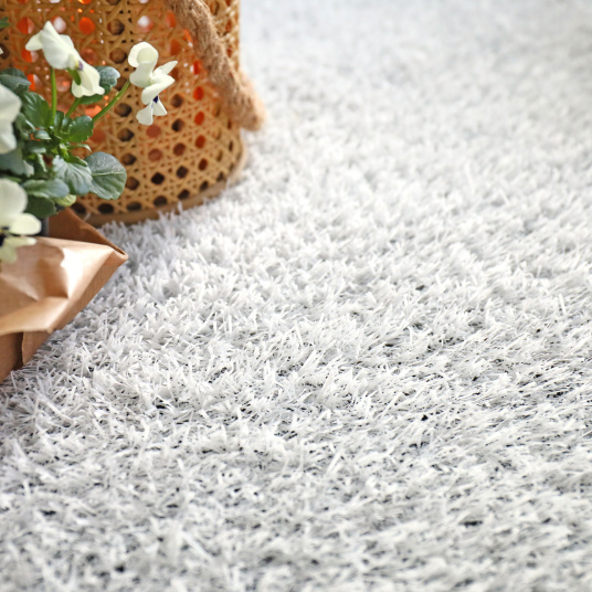 Gros plan sur le gazon synthétique Expo blanc 22 mm, surface douce et dense