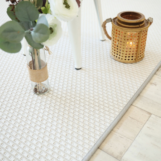 Tapis tissé plat blanc finition synthétique grise - Salon