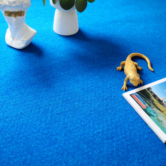 Détail de la texture bouclée de la moquette outdoor sur plots - Piscine et Spa - Bleu avec déco moderne