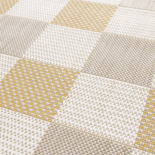 Gros plan sur texture écologique du tapis Andy, effet damier rétro beige et ocre