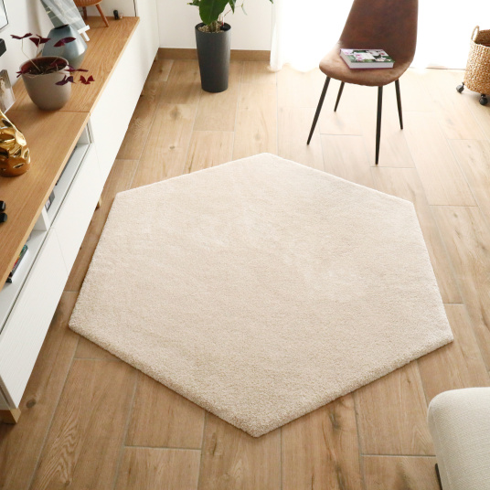 Tapis de salon Touch beige clair forme hexagonale apportant douceur et élégance à un intérieur moderne