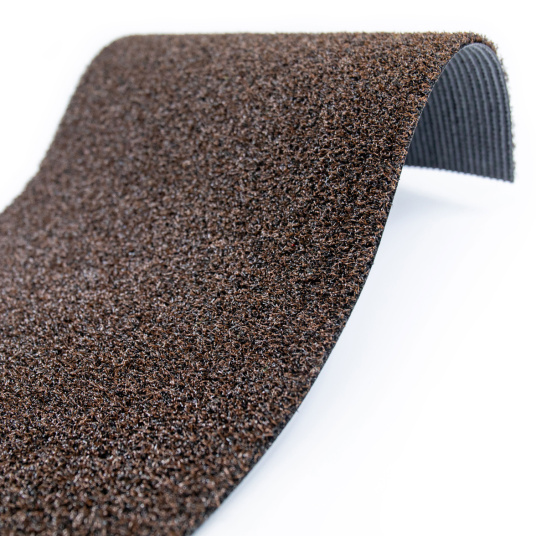 Gazon anti-feu brun classé feu certifié ERP - détail sur la texture