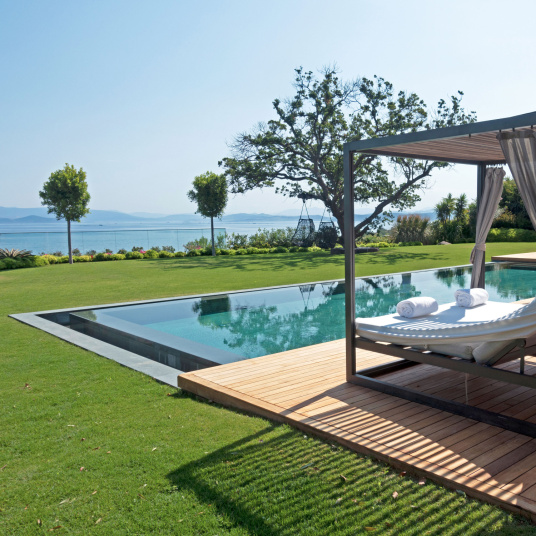 Gazon synthétique Piscine et Spa 35mm, dense et réaliste, parfait pour aménagement autour d’une piscine