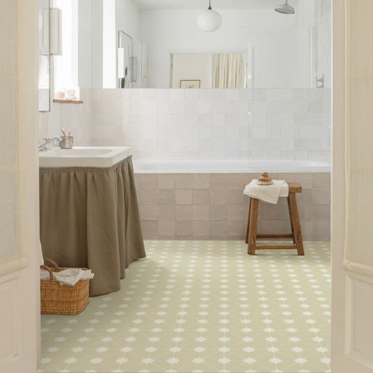 Sol vinyle District NY Lexington Bloom beige, aspect carreaux de ciment dans une salle de bain élégante
