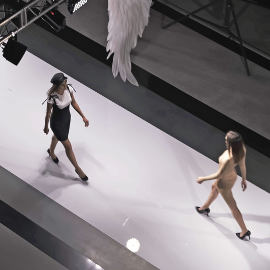 Moquette filmée Stand Event - Blanc utilisée sur un podium de défilé pour événement professionnel