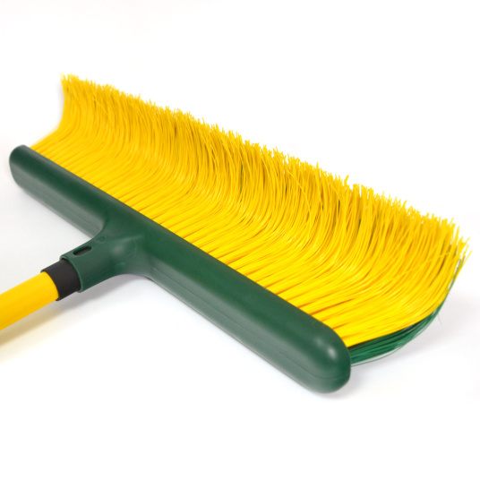 Balai de jardin retourné spécial gazon synthétique avec manche télescopique