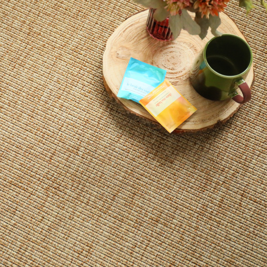 Tapis sur mesure Yoga beige naturel en tissé plat avec plateau et tasse dans un salon cosy