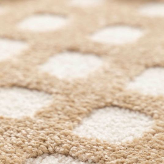 Gros plan sur le tapis Art Abstrait caramel, contraste crème et marron clair