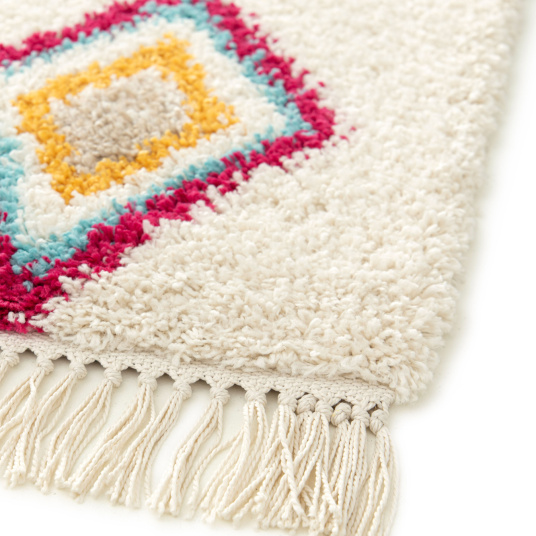 Franges décoratives du tapis à motif berbère Héritage du désert multicolore et texture épaisse en gros plan