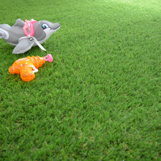 Gazon synthétique vert 25 mm Valençay avec jouets, ambiance ludique et estivale