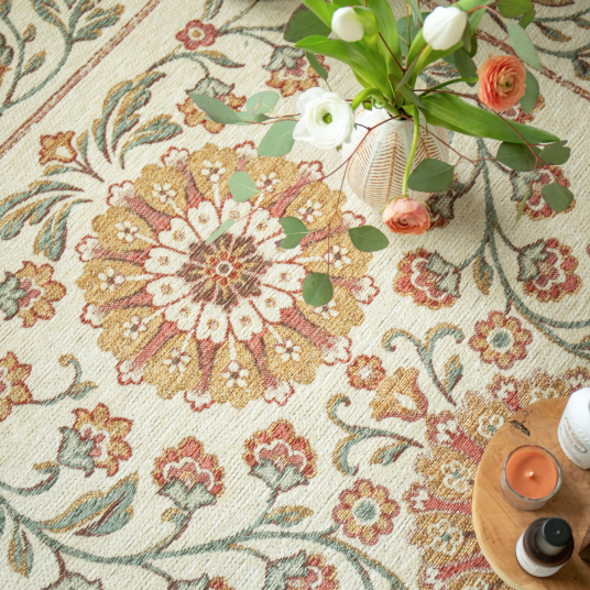 Tapis Minia Pêche motif floral jacquard vintage, médaillon floral structuré et harmonie de tons pêche, terracotta et vert
