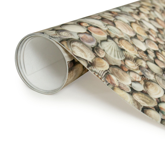 Sol PVC Relief 3D Coquillages, vue rouleau et détail du motif avec envers textile visible