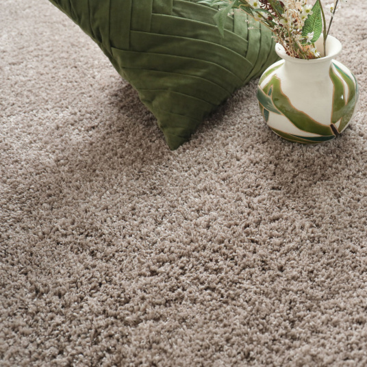 Tapis shaggy marron tendre Back70 Revival, texture dense esprit rétro chic