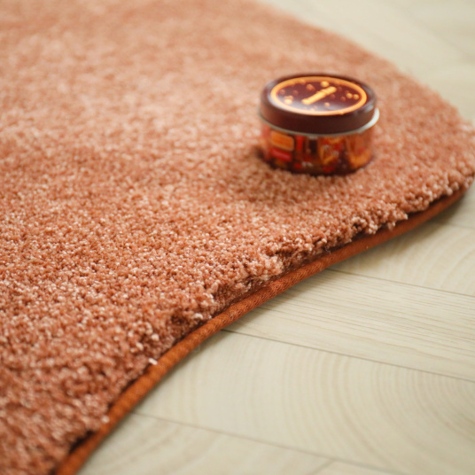 Tapis contemporain de forme organique - Influence - Rose corail - gros plan