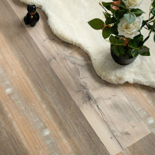 Décor bois authentique du sol Friends Pin Maike en ambiance cosy