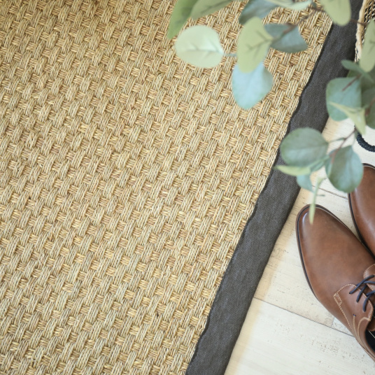 Tapis jonc de mer Paro fin natté finition gris anthracite - vue de haut